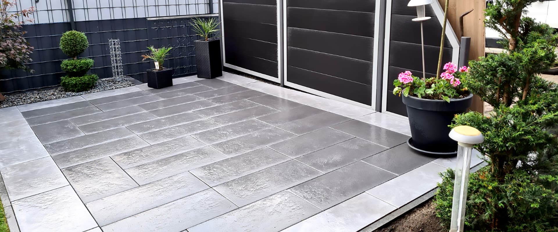 Terrassenbau mit hellgrauen und dunkelgrauen Keramikplatten vom Profi aus Gelsenkirchen