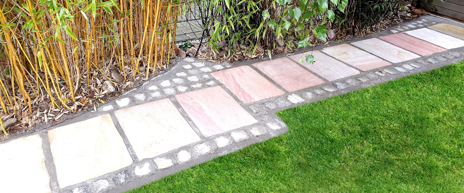 Wegebau mit Natursteinplatten aus Quarzit für private Gartengestaltung